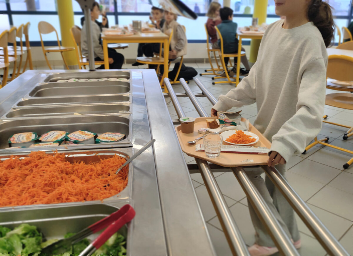 Le comptoir self du restaurant scolaire à l'école Louis Pradel Lyon 6