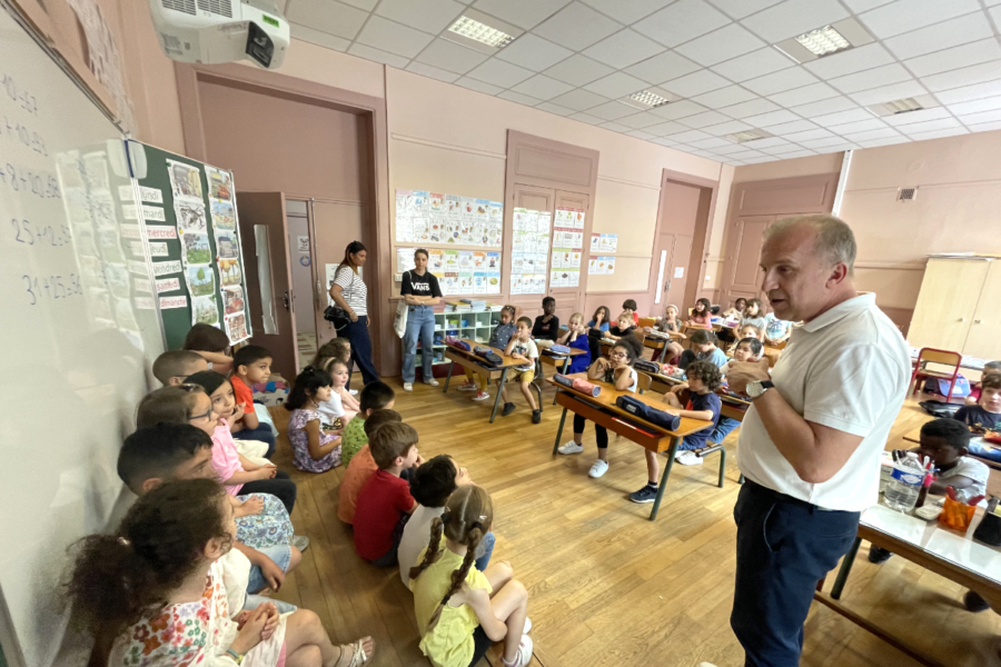 Les élèves de grande-section découvrent leur future école